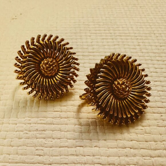 Vtg Crown Trifari MCM Round Spiral Pinwheel Swirl Flower Clip Earrings - Picture 1 of 2
